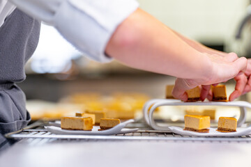 Cuisinier professionnel en pleine préparation culinaire.