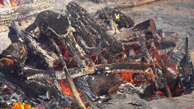 Sacred Flames of Manikarnika Ghat &ndash; A Close Look at the Final Journey