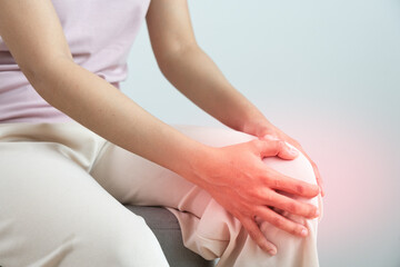 female athlete or spot woman having knee injury due to ligament inflammation, knee pain due to exercise, massage, muscle relaxation, rheumatoid arthritis, gait disturbance, rheumatoid arthritis.