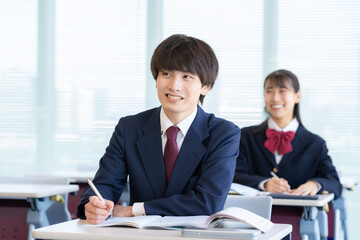 学校で勉強をする高校生　撮影協力：学校法人電波学園東京電子専門学校