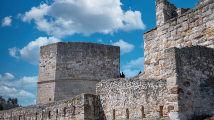 Muralla y castillo medieval en el barrio antiguo de la ciudad de Zamora, Espa&ntilde;a. Con cielo editado