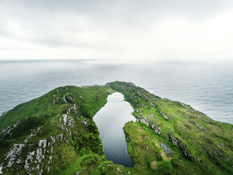 Luftbild vom See auf der Sheep's Head Halbinsel mit Blick auf den Atlantik, Irland
