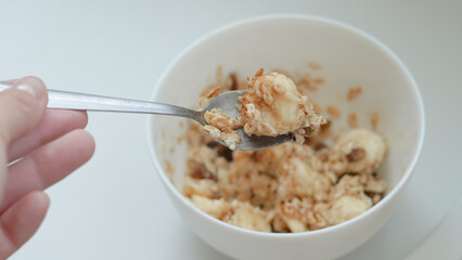 Simple and nutritious breakfast with oats, banana and cinnamon