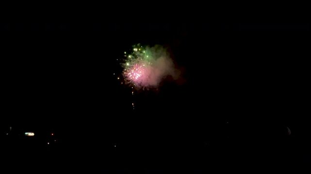 Fuegos artificiales en la noche, pirotecnia. Traca final. Fiestas, celebraciones.