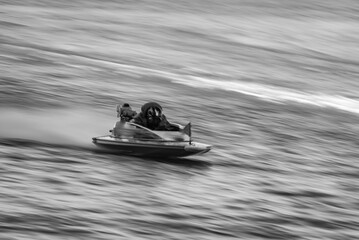 疾走するボート