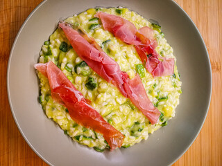 Risotto dish with courgettes and raw ham