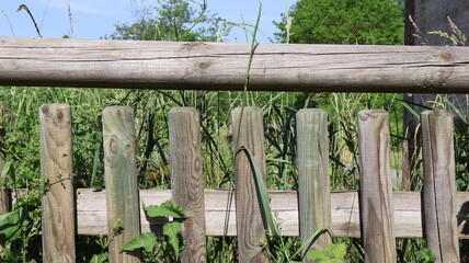 Fototapeta premium Staccionata in lego con corrimano invecchiato dal suolo e dalla pioggia in Italia Lombarda