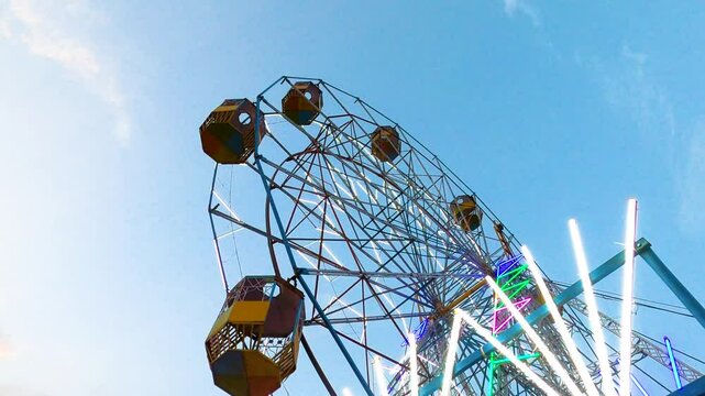 Fun Ferris wheel amusement ride, loopable carousel attraction. Carnival dusk. 4K