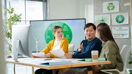 Vitrage gordijnen Young Asian business team discussion reusable product in office,start up eco-friendly business,environmental protection,sustainable business model,ESG strategy,team meeting,people work at home concept © Yingyaipumi