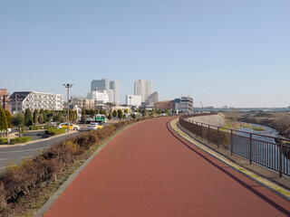 川沿いのアスファルト舗装の遊歩道。