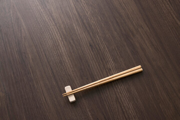 食卓に置いたお箸の和風イメージ　Japanese-style chopsticks on the table