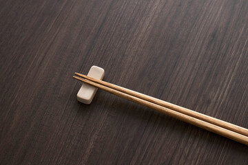 食卓に置いたお箸の和風イメージ　Japanese-style chopsticks on the table