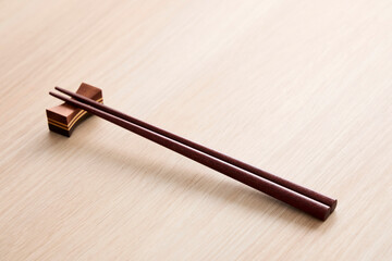 食卓に置いたお箸の和風イメージ　Japanese-style chopsticks on the table