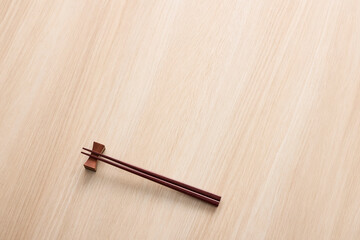 食卓に置いたお箸の和風イメージ　Japanese-style chopsticks on the table