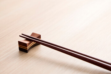 食卓に置いたお箸の和風イメージ　Japanese-style chopsticks on the table