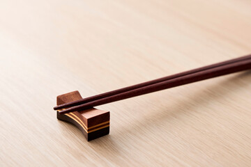 食卓に置いたお箸の和風イメージ　Japanese-style chopsticks on the table
