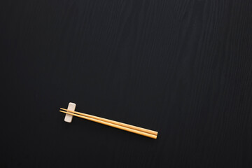 食卓に置いたお箸の和風イメージ　Japanese-style chopsticks on the table