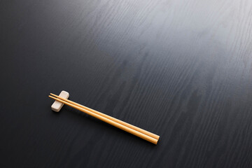 食卓に置いたお箸の和風イメージ　Japanese-style chopsticks on the table