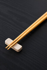 食卓に置いたお箸の和風イメージ　Japanese-style chopsticks on the table