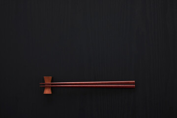 食卓に置いたお箸の和風イメージ　Japanese-style chopsticks on the table