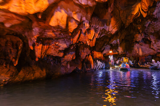 Exploring enchanting caves of Ninh Binh by boat, travel trip to Tam Coc National Park