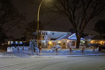 Obraz premium Illuminated houses, Christmas trees and inflatables in night, Burlington, Ontario, Canada.