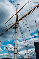 Obraz premium Tall Ship Mast and Rigging Against Cloudy Sky