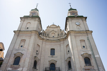 Obraz premium Historic cathedral church of Saint Anthony and Bernardine Monastery in Zbarazh facade with twin towers under a bright blue sky