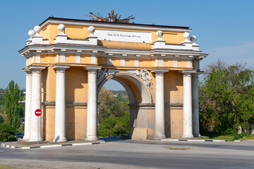 Obraz premium The ancient Western Triumphal Arch on a sunny May day. Novocherkassk