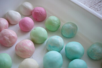 子供とお菓子作り。ほんのりフルーツ味のカラフルな白玉作り。
