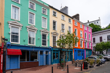 Naklejka premium Cobh Irland Lebendige Farben Historische Häuserreihe