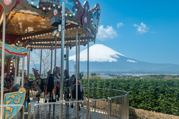 御殿場アウトレットのメリーゴーランドと冠雪の富士山