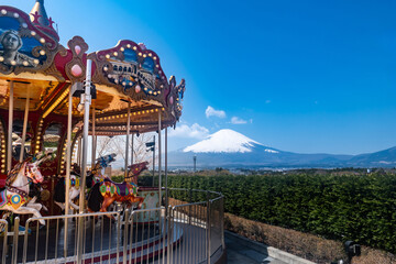御殿場アウトレットのメリーゴーランドと冠雪の富士山
