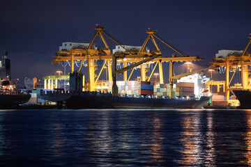 Obraz premium Large crane and cargo ship transport cargo container and docked at port in Bangkok of Thailand. Business industry of shipping, logistics, international global trade, freight transport, import export.