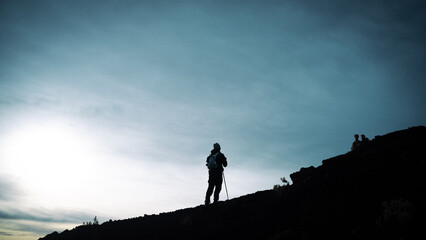 Fototapeta premium silhouette of a man standing on top of the mountain of rinjani