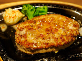 レストランで食べるプレーンなハンバーグ