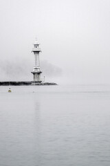 Phare un matin brumeux