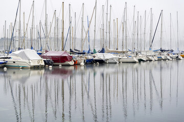 Alignement de bateaux à voiles un matin brumeux