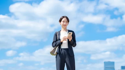 Gordijnen ビジネス　女性　スマホ　青空 © naka