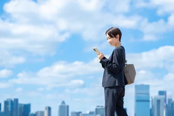 Gordijnen ビジネス　女性　スマホ　青空 © naka