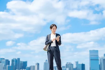Gordijnen ビジネス　女性　スマホ　青空 © naka