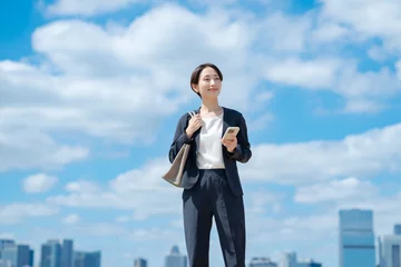 Gordijnen ビジネス　女性　スマホ　青空 © naka