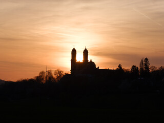  Silhouette der Wallfahrtskirche Ellwangen bei Sonnenuntergang