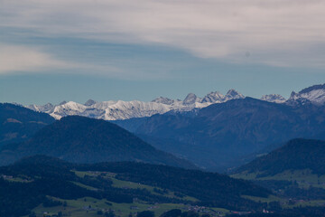 Naklejka premium Breathtaking panoramic view from the Pfänder mountain in showcasing the majestic snow-capped Alps stretching across the horizon