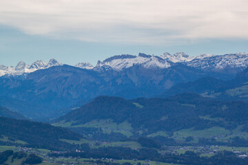 Fototapeta premium Breathtaking panoramic view from the Pfänder mountain in showcasing the majestic snow-capped Alps stretching across the horizon