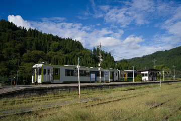只見線の会津川口駅に停車するキハ110普通列車