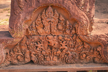 Bas relief et statues de démons au temple d'Angkor