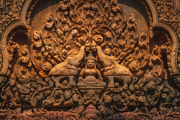 Bas relief et statues de démons au temple d'Angkor