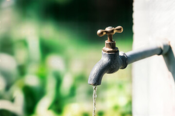 the vintage water faucet is old and starts to rust concept el grifo de agua antiguo es viejo y empieza a oxidarse concepto le robinet d'eau vintage est vieux et commence &agrave; rouiller musluk &ccedil;eşme