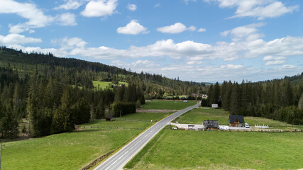 Panorama podnórza górskiego z drogą © Piotr